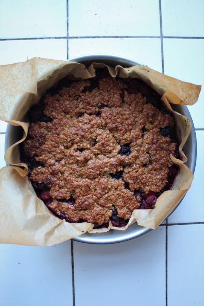 crumble med skovbær 