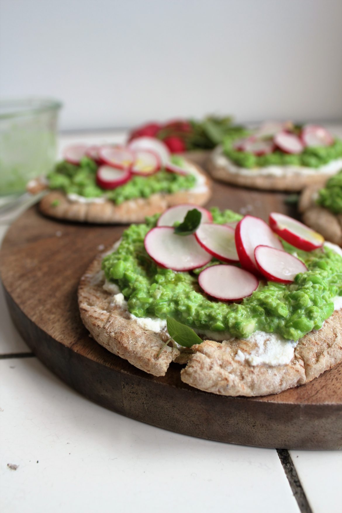 Pitabrød med radiser vegetar